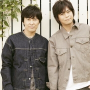 另类时尚?浪川大辅最新宣传照扣错扣子引热议