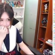 虎牙花泽香菜见面会主持人轩墨宝宝 JK制服亮相惊艳众人