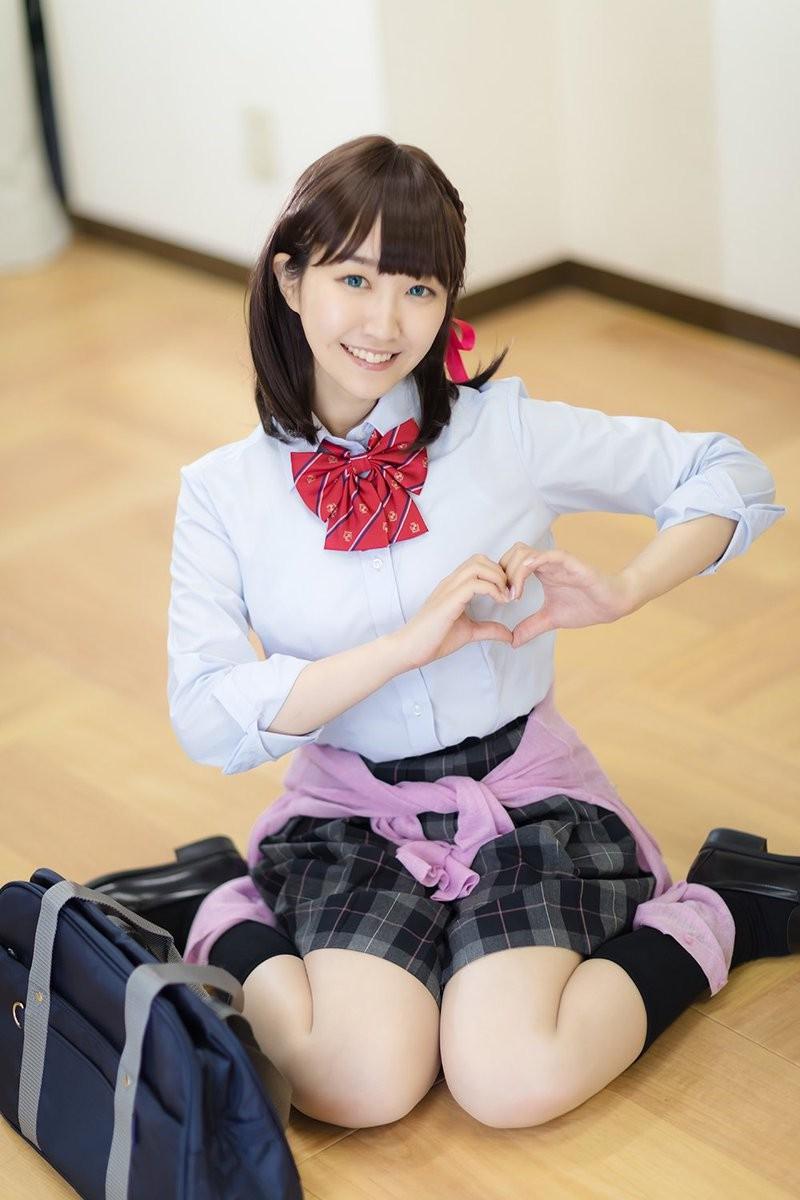 美女漫画家COS自己作品女主 坦言身材不够完美二次元现场