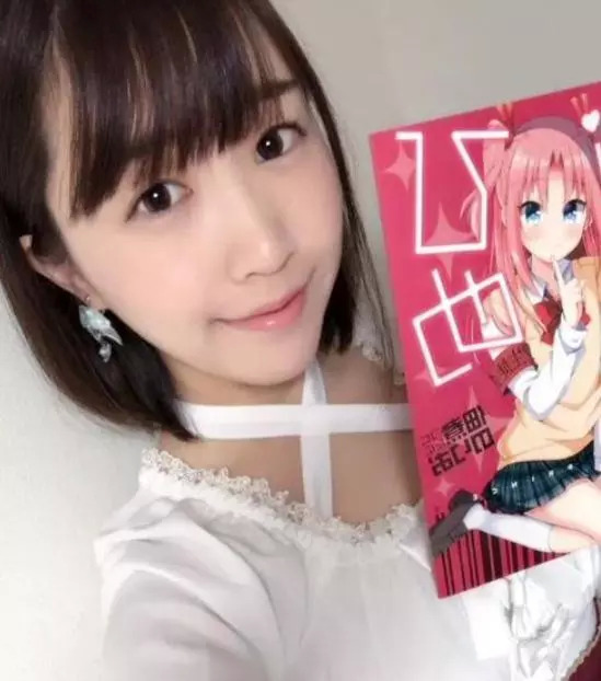 看见有人说韩国那位美女漫画家，其实这两位中日漫画家也是大美女