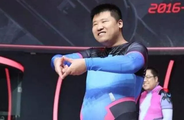 网友吐槽:女装照被室友拿去评选校花,但吃瓜群众却说图是盗的
