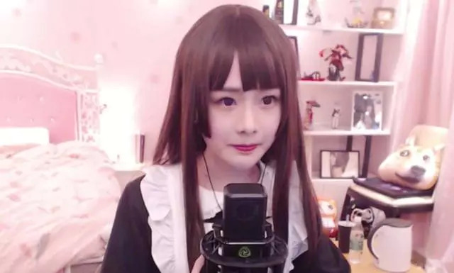 网友吐槽:女装照被室友拿去评选校花,但吃瓜群众却说图是盗的