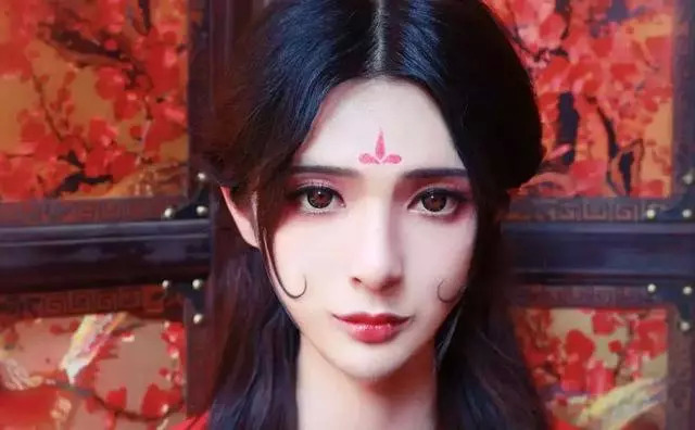 网友吐槽:女装照被室友拿去评选校花,但吃瓜群众却说图是盗的