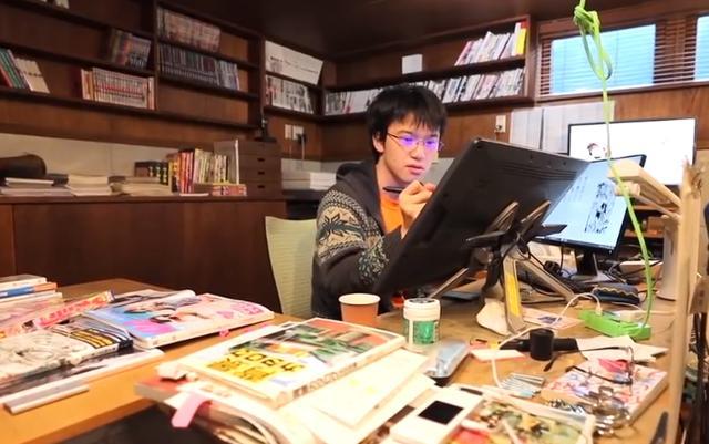 国外媒体跟拍34岁漫画家，作息比绝大多数人规律，看起来才20多岁