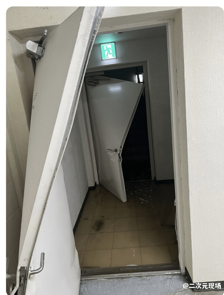 日本美女画师被困屋内，自己把安全门砸坏冲出来了