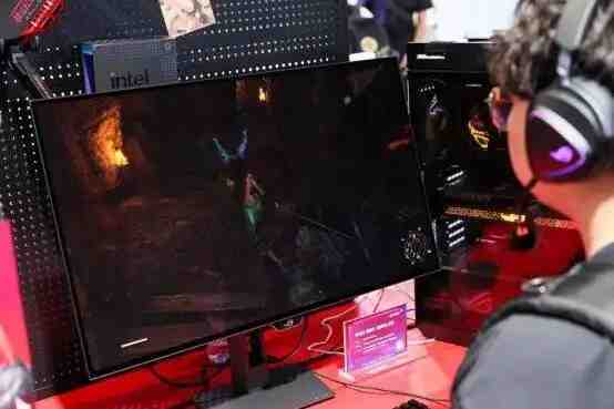 ROG 绝神 RO姬x初音未来版电竞显示器与双模新品BW2025首秀！